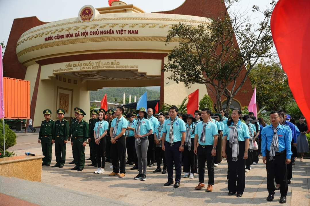 Đồn Biên phòng quốc tế cửa khẩu Lao Bảo là cửa ngõ biên giới quan trọng của Việt Nam với nước bạn Lào, đóng vai trò quan trọng trong hoạt động thương mại và giao lưu văn hóa giữa Việt Nam và Lào, nhằm khẳng định chủ quyền và giáo dục tình yêu nước trong mỗi đoàn viên, thanh niên, thực hiện thiết thực và hiệu quả phong trào “Tôi yêu Tổ quốc tôi”. (Ảnh: TLTĐ)