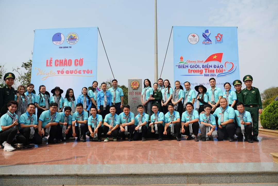 Sáng ngày 29/3/2024, đoàn đại biểu thanh niên của Hành trình “Biên giới, biển, đảo trong tim tôi” năm 2024 đã tổ chức Lễ chào cờ “Tôi yêu Tổ quốc tôi” tại Cột mốc chủ quyền ở Cửa khẩu Lao Bảo, tỉnh Quảng Trị. (Ảnh: TLTĐ)
