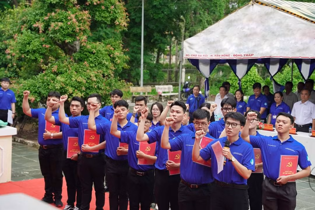 16 sinh viên ưu tú trường ĐH Bách khoa tuyên thệ trong Lễ kết nạp Đảng. 16 sinh viên ưu tú trường ĐH Bách khoa tuyên thệ trong Lễ kết nạp Đảng.