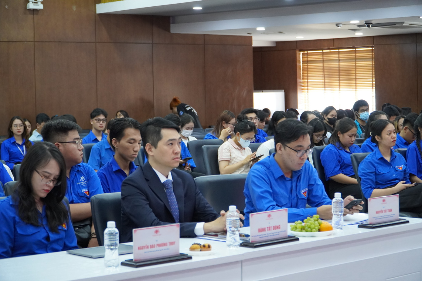 Các đại biểu về dự Diễn đàn chủ đề “Học để làm việc, làm người, làm cán bộ”, tại trường ĐH Luật TP. HCM.