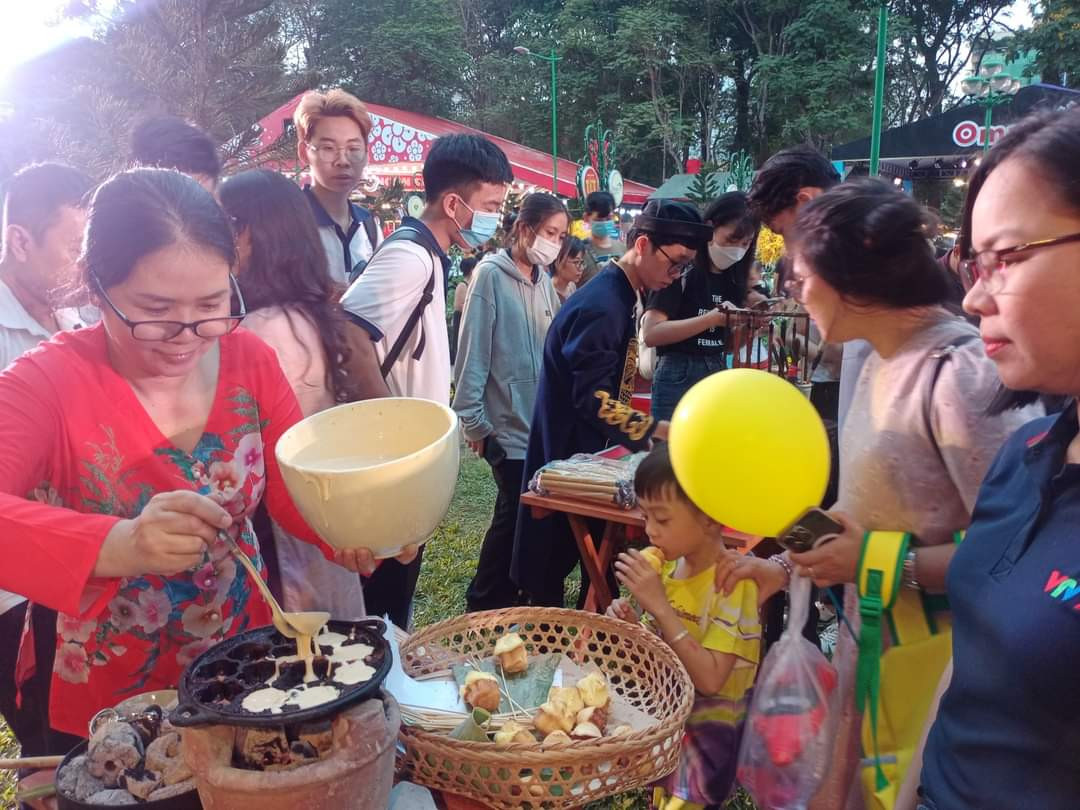 Gian hàng bánh thuẫn thu hút nhiều bạn trẻ tới xem.