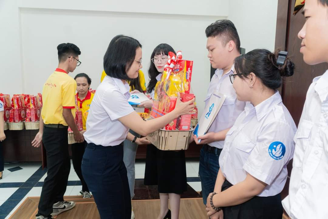 Chị Trần Thu Hà – Phó Chủ tịch T.Ư Hội Sinh viên Việt Nam trao quà cho các cán bộ Hội tiêu biểu có hoàn cảnh khó khăn.