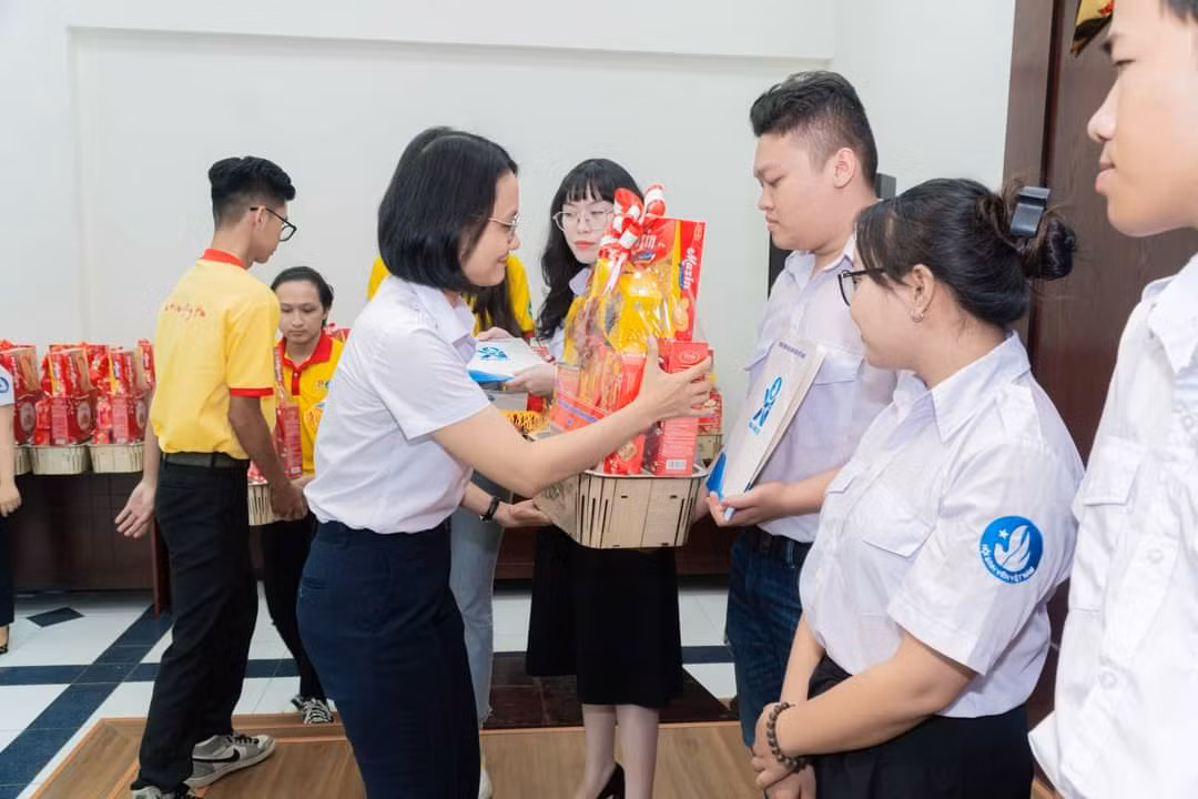 Chị Trần Thu Hà – Phó Chủ tịch T.Ư Hội Sinh viên Việt Nam trao quà cho các cán bộ Hội tiêu biểu có hoàn cảnh khó khăn.
