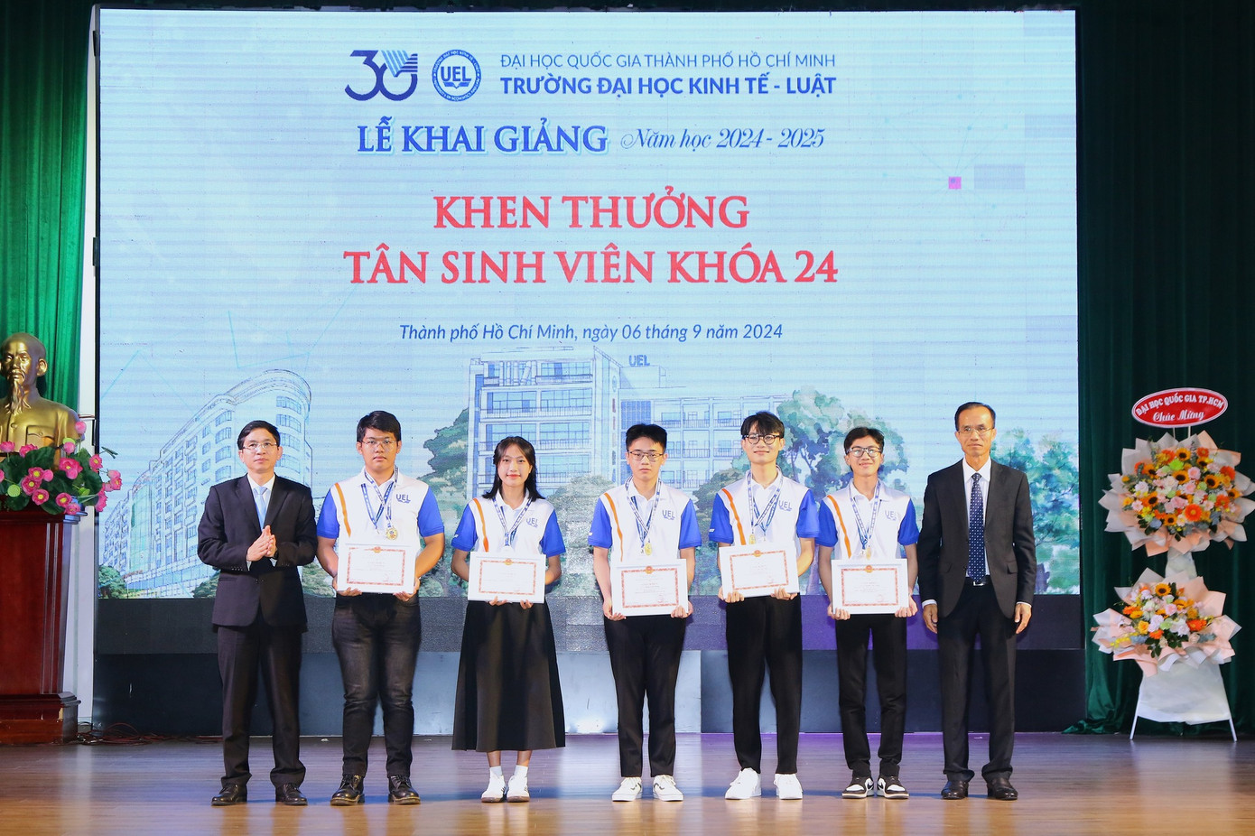Lãnh đạo trường khen thưởng 5 thủ khoa theo 5 phương thức xét tuyển của UEL. Lãnh đạo trường khen thưởng 5 thủ khoa theo 5 phương thức xét tuyển của UEL.