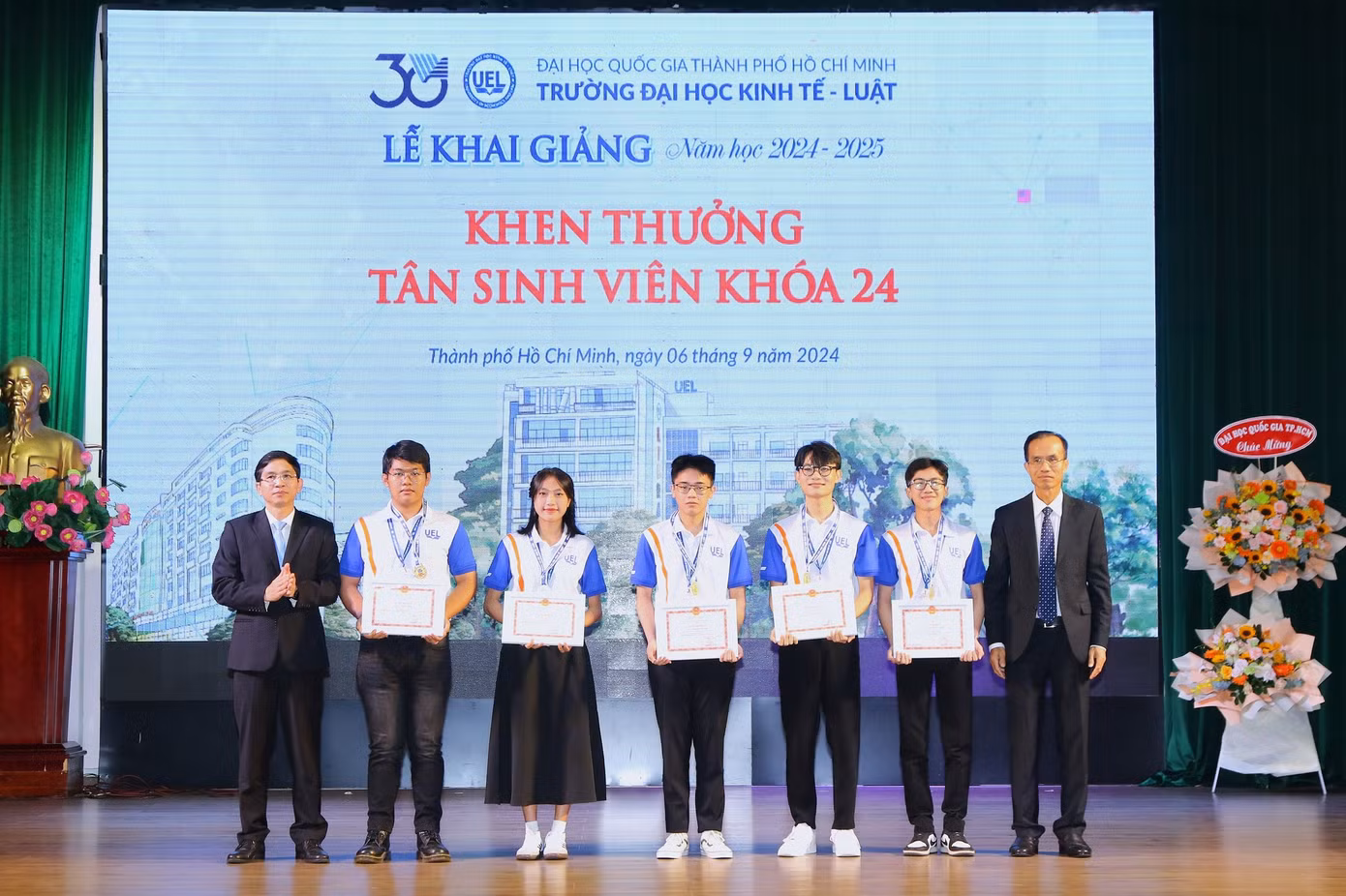 Lãnh đạo trường khen thưởng 5 thủ khoa theo 5 phương thức xét tuyển của UEL. Lãnh đạo trường khen thưởng 5 thủ khoa theo 5 phương thức xét tuyển của UEL.
