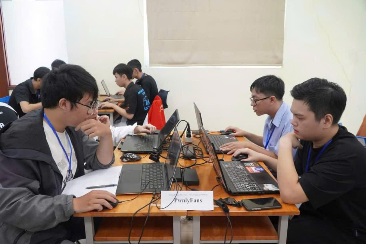 Đội “PwnlyFans” thi đấu tại sân chơi.