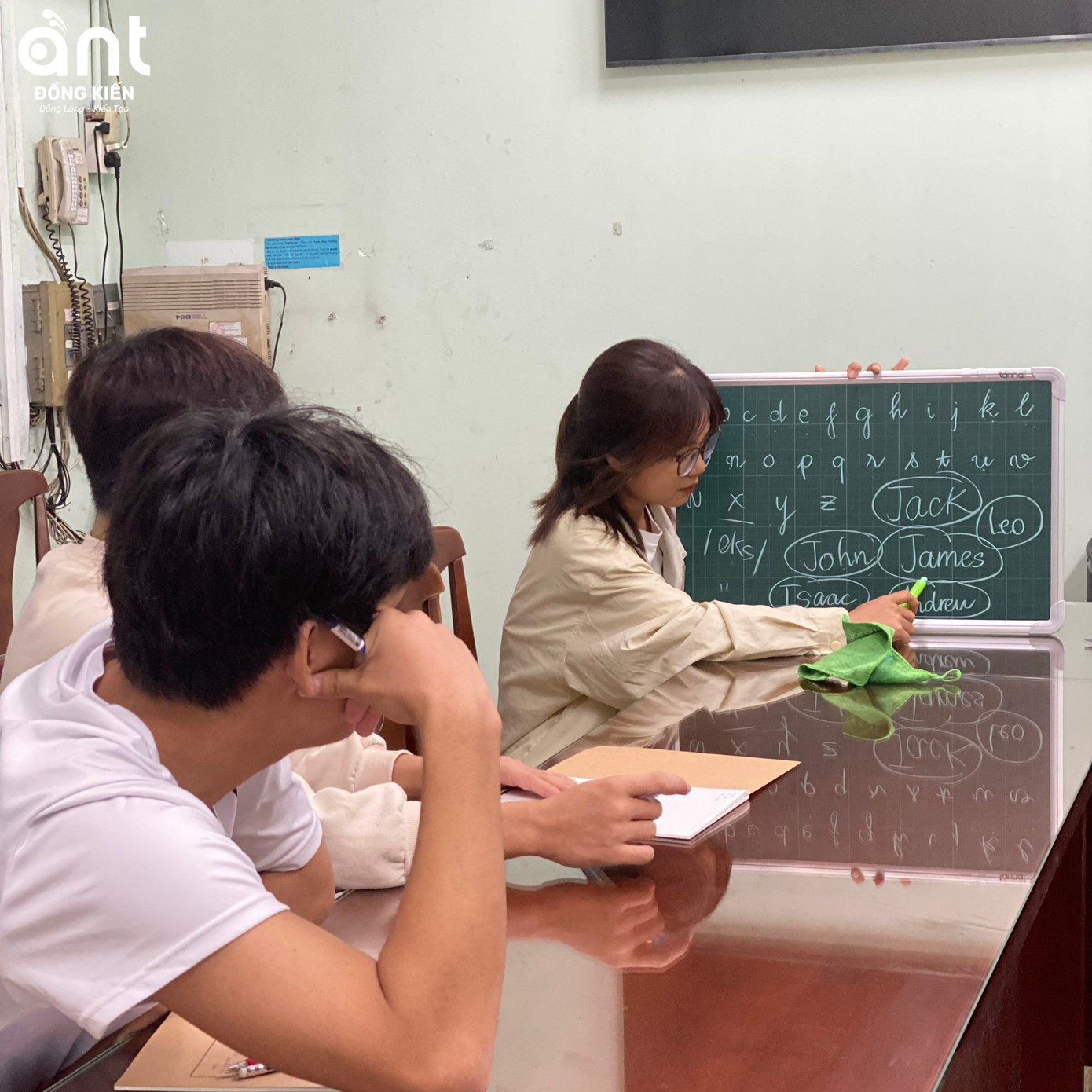 Một buổi học tiếng Anh của “Lớp học Kiến khoẻ”. (Ảnh: Fanpage Đồng Kiến)