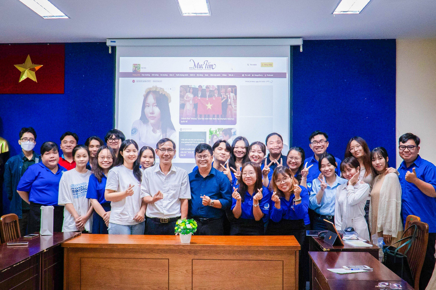 Đội hình tình nguyện 'Ngòi bút trẻ' Thành Đoàn TP. HCM trong một buổi sinh hoạt.