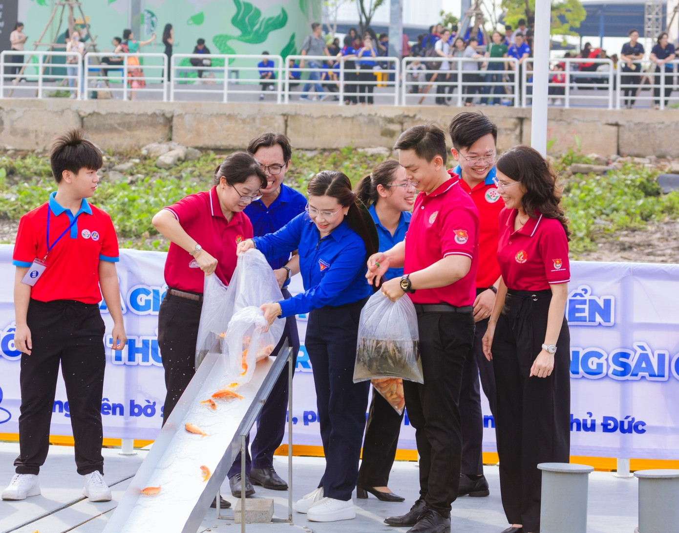 Bí thư T.Ư Đoàn Nguyễn Phạm Duy Trang cùng tham gia hoạt động thả cá xuống sông Sài Gòn, ngay sau Lễ phát động chương trình. Bí thư T.Ư Đoàn Nguyễn Phạm Duy Trang cùng tham gia hoạt động thả cá xuống sông Sài Gòn, ngay sau Lễ phát động chương trình.