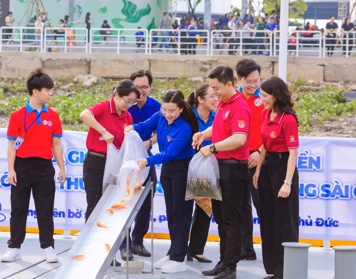 Bí thư T.Ư Đoàn Nguyễn Phạm Duy Trang cùng tham gia hoạt động thả cá xuống sông Sài Gòn, ngay sau Lễ phát động chương trình. Bí thư T.Ư Đoàn Nguyễn Phạm Duy Trang cùng tham gia hoạt động thả cá xuống sông Sài Gòn, ngay sau Lễ phát động chương trình.