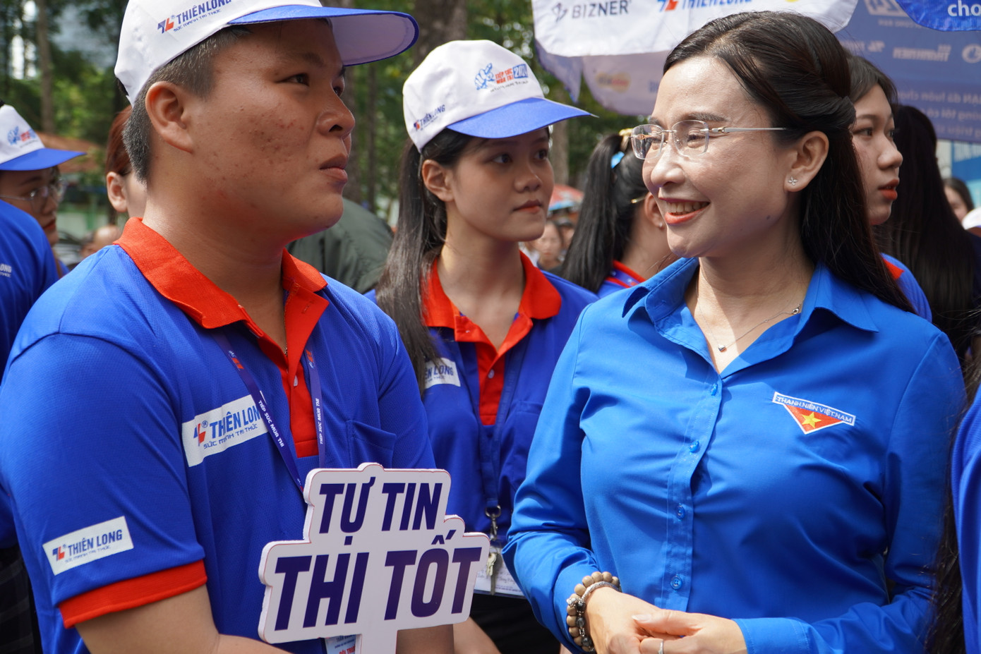 Chị Nguyễn Phạm Duy Trang (bên phải) hỏi thăm Đội trưởng đội hình 'Tiếp sức mùa thi' tại điểm trường THPT Trưng Vương (Q. 1). (Ảnh: Văn Tiệp) Chị Nguyễn Phạm Duy Trang (bên phải) hỏi thăm Đội trưởng đội hình 'Tiếp sức mùa thi' tại điểm trường THPT Trưng Vương (Q. 1). (Ảnh: Văn Tiệp)