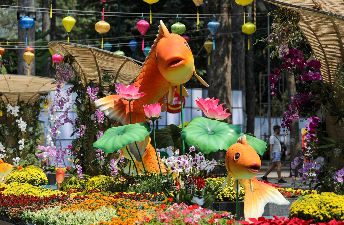 Trục hồ dài từ cổng Trương Định đi vào tái hiện lại sự tích "Cá chép hóa rồng". Với hình ảnh những chú cá chép vượt vũ môn để hóa rồng thể hiện khát vọng một năm mới phát triển, phồn vinh, thịnh vượng. (Ảnh: Duy Anh) Trục hồ dài từ cổng Trương Định đi vào tái hiện lại sự tích "Cá chép hóa rồng". Với hình ảnh những chú cá chép vượt vũ môn để hóa rồng thể hiện khát vọng một năm mới phát triển, phồn vinh, thịnh vượng. (Ảnh: Duy Anh)