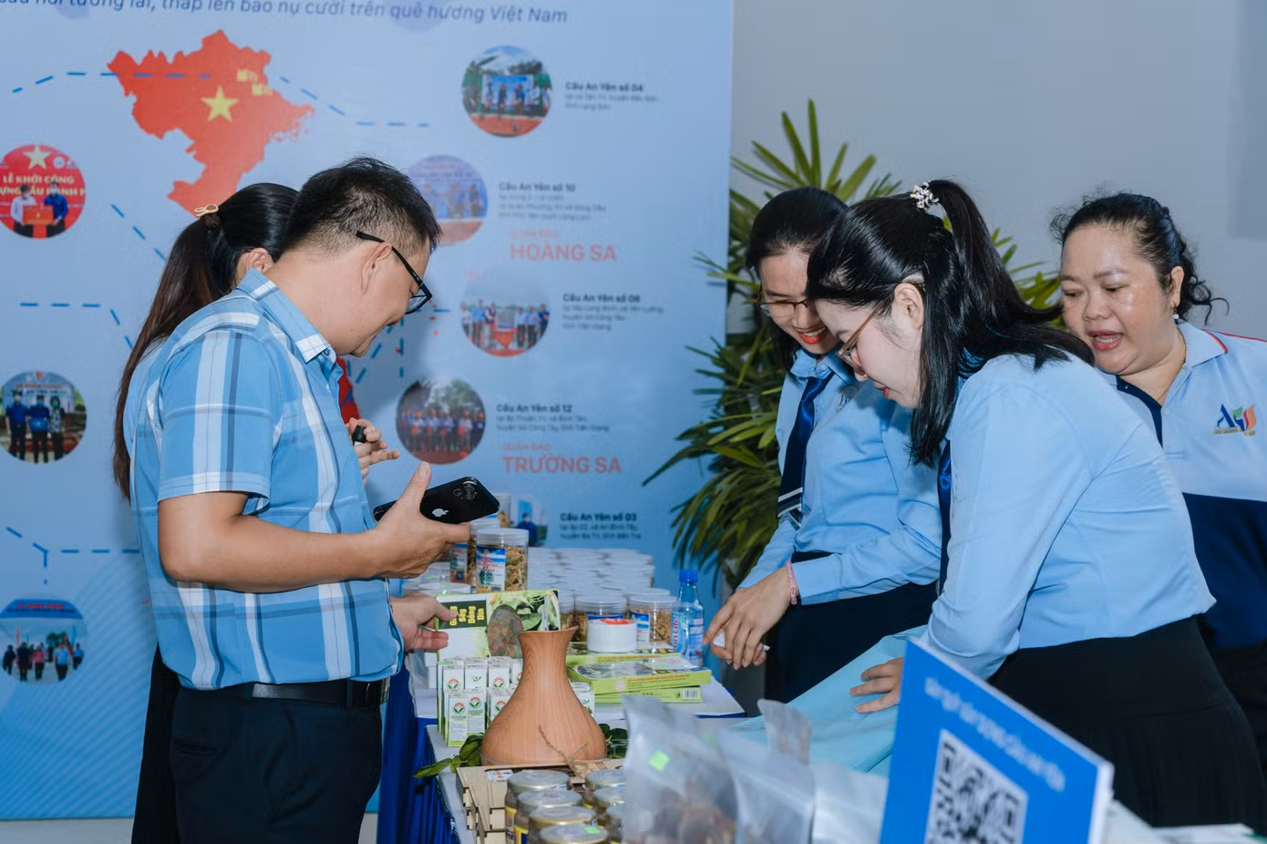 Hoạt động triển lãm bên lề trong chuỗi kỷ niệm 30 năm thành lập Trung tâm.