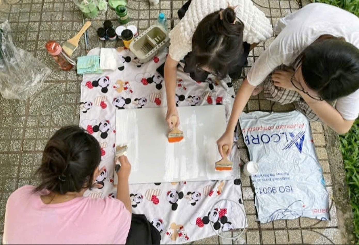 Tấm bảng mới của xe trái cây dì Sáu (đường Gia Phú, Q. 6) được nhóm “Hướng Dương” vẽ tặng. (Ảnh: Dự án cung cấp) Tấm bảng mới của xe trái cây dì Sáu (đường Gia Phú, Q. 6) được nhóm “Hướng Dương” vẽ tặng. (Ảnh: Dự án cung cấp)