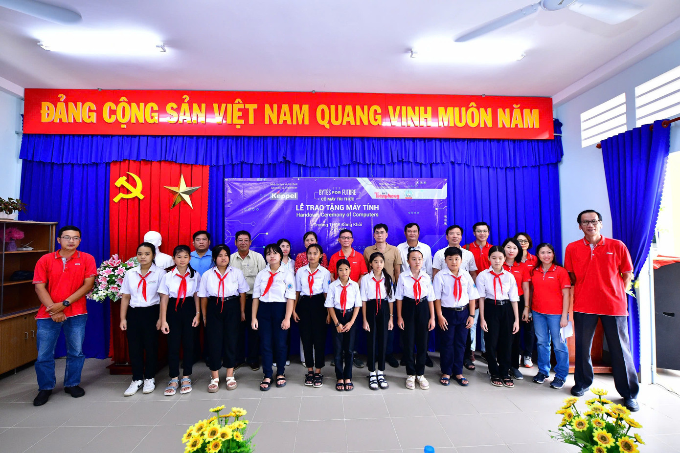 Các em học sinh trường THCS Đồng Khởi chụp hình chung cùng với các khách mời và các tình nguyện viên của chương trình. Các em học sinh trường THCS Đồng Khởi chụp hình chung cùng với các khách mời và các tình nguyện viên của chương trình.