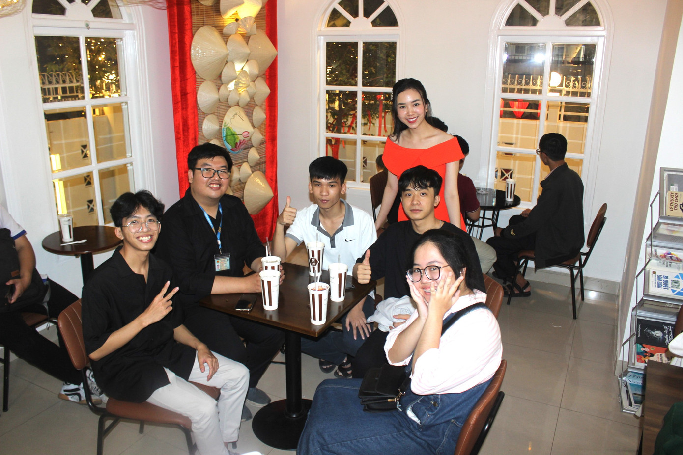 Tại đây, các bạn sinh viên còn gặp gỡ trò chuyện với Á hậu Thúy An (váy đỏ). Nhiều bạn cũng đã cùng chụp hình người đẹp.