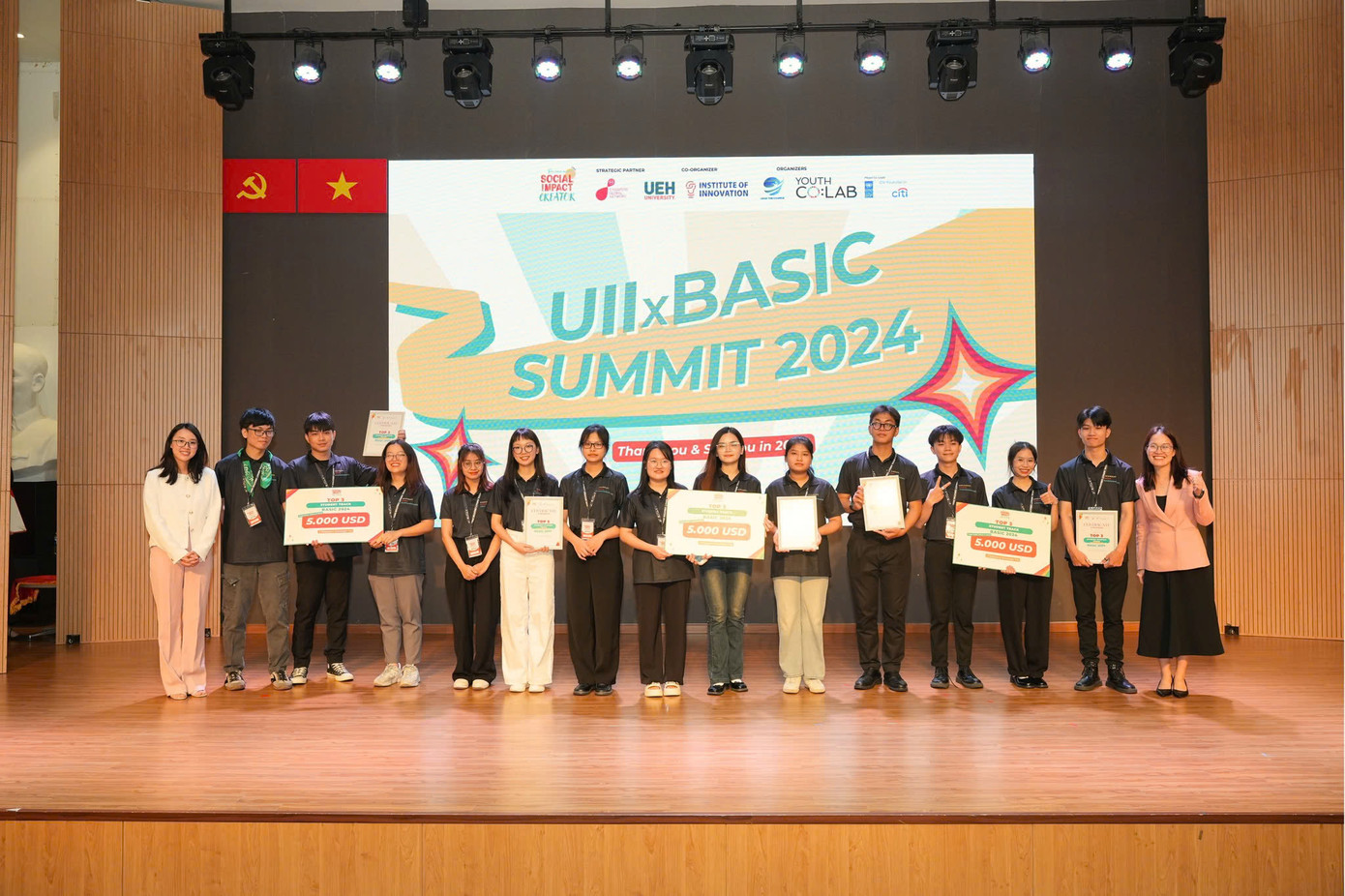 Ba dự án nhận học bổng tham gia chương trình ươm tạo tại Singapore tổng trị giá lên đến 15.000 đôla. Ba dự án nhận học bổng tham gia chương trình ươm tạo tại Singapore tổng trị giá lên đến 15.000 đôla.