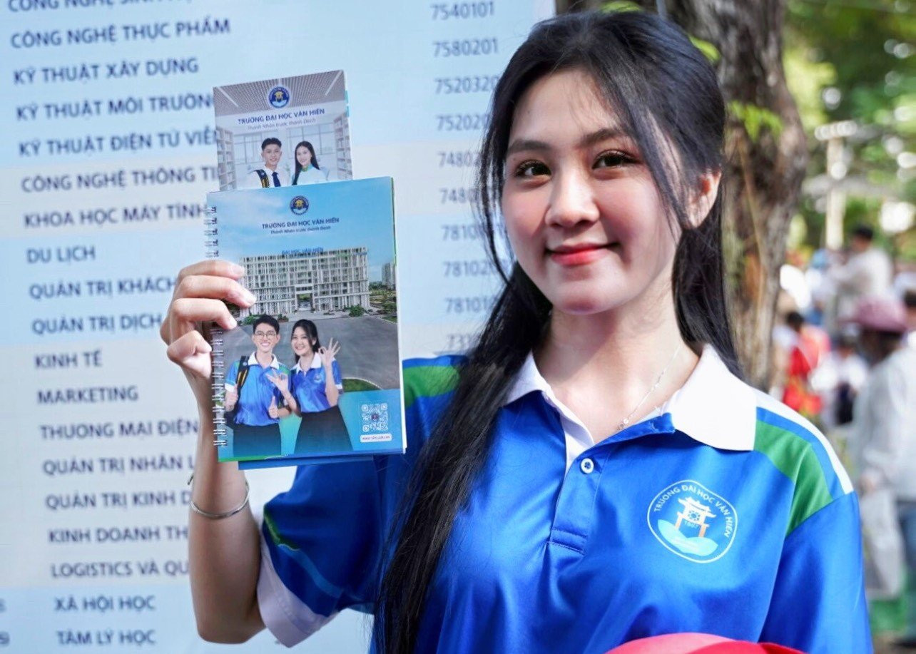 Nguyễn Thị Kiều Trang, gương mặt thân quen của hàng loạt hoạt động tuyển sinh của trường ĐH Văn Hiến. Nguyễn Thị Kiều Trang, gương mặt thân quen của hàng loạt hoạt động tuyển sinh của trường ĐH Văn Hiến.