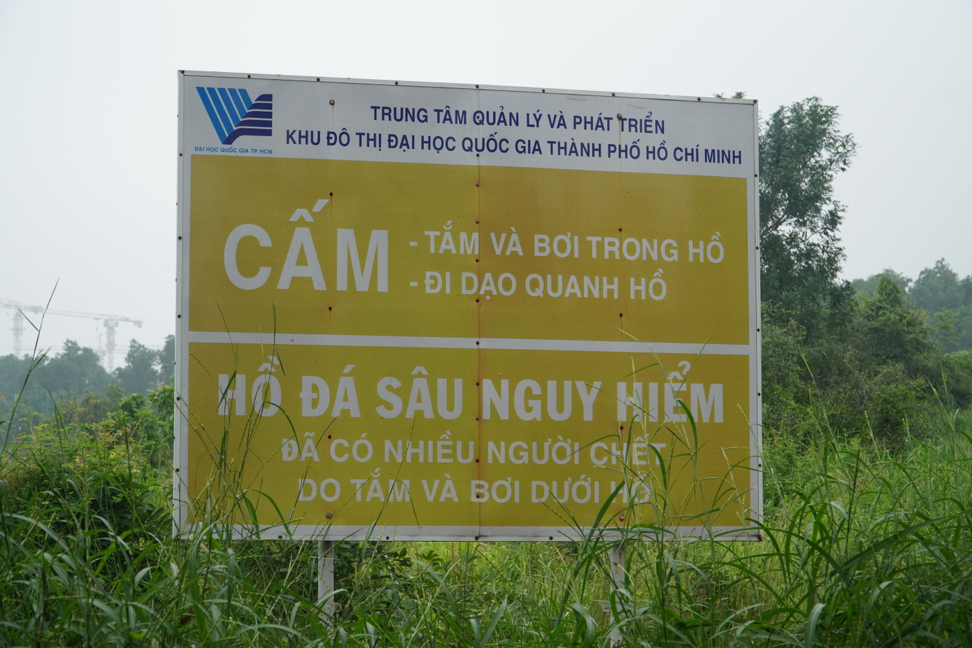 Những biển cảnh báo nguy hiểm tại khu vực hồ đá Làng Đại học Thủ Đức.