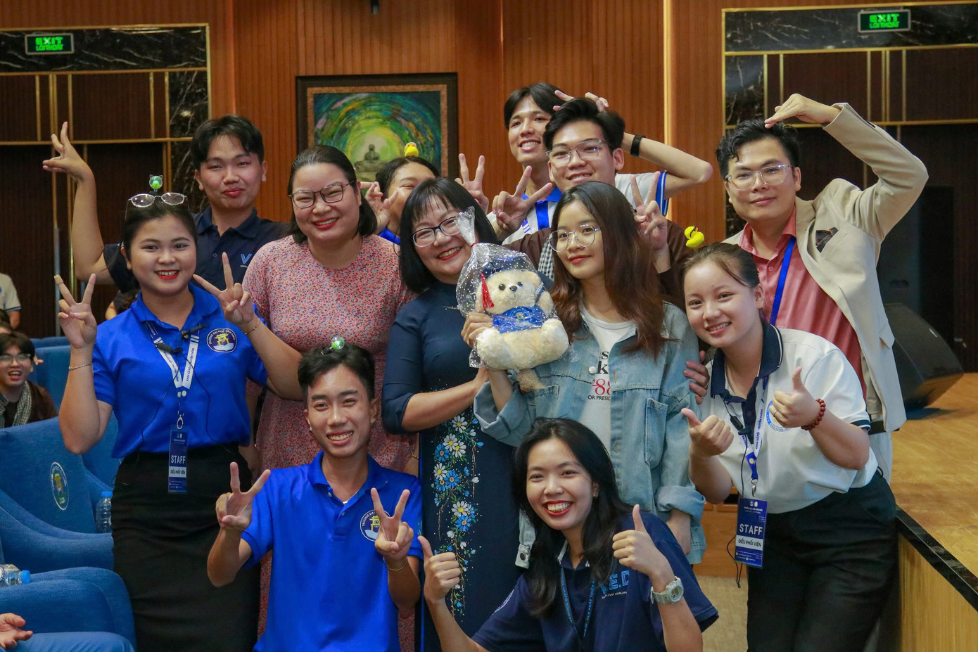 Ngoài ra, trường ĐH Văn Hiến còn triển khai tặng quà và hỗ trợ tân sinh viên như: Tư vấn chỗ ở, giải đáp thắc mắc học tập...