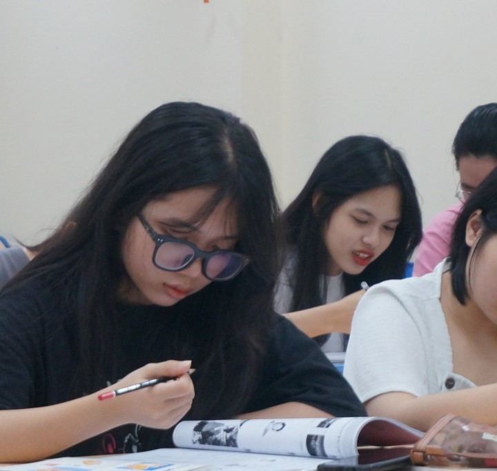 Mỹ Oanh (bìa trái) luôn cố gắng trau dồi khả năng ngoại ngữ để mở rộng cơ hội công việc. (Ảnh: NVCC) Mỹ Oanh (bìa trái) luôn cố gắng trau dồi khả năng ngoại ngữ để mở rộng cơ hội công việc. (Ảnh: NVCC)