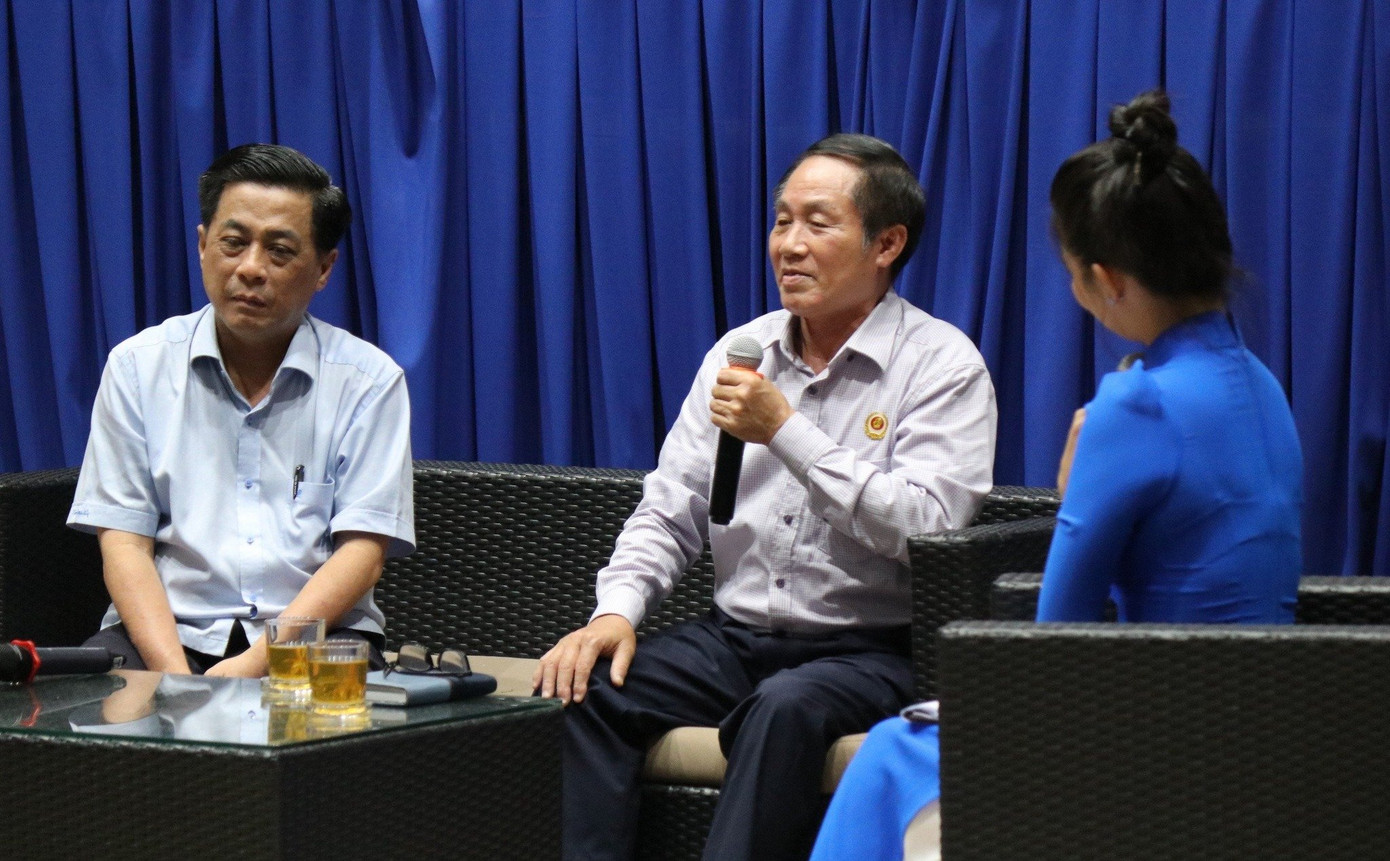 Ông Trần Kiến Xương (trái), ông Nguyễn Văn Độ (phải) kể về công cuộc thồ hơn 25.000 tấn gạo ra mặt trận.