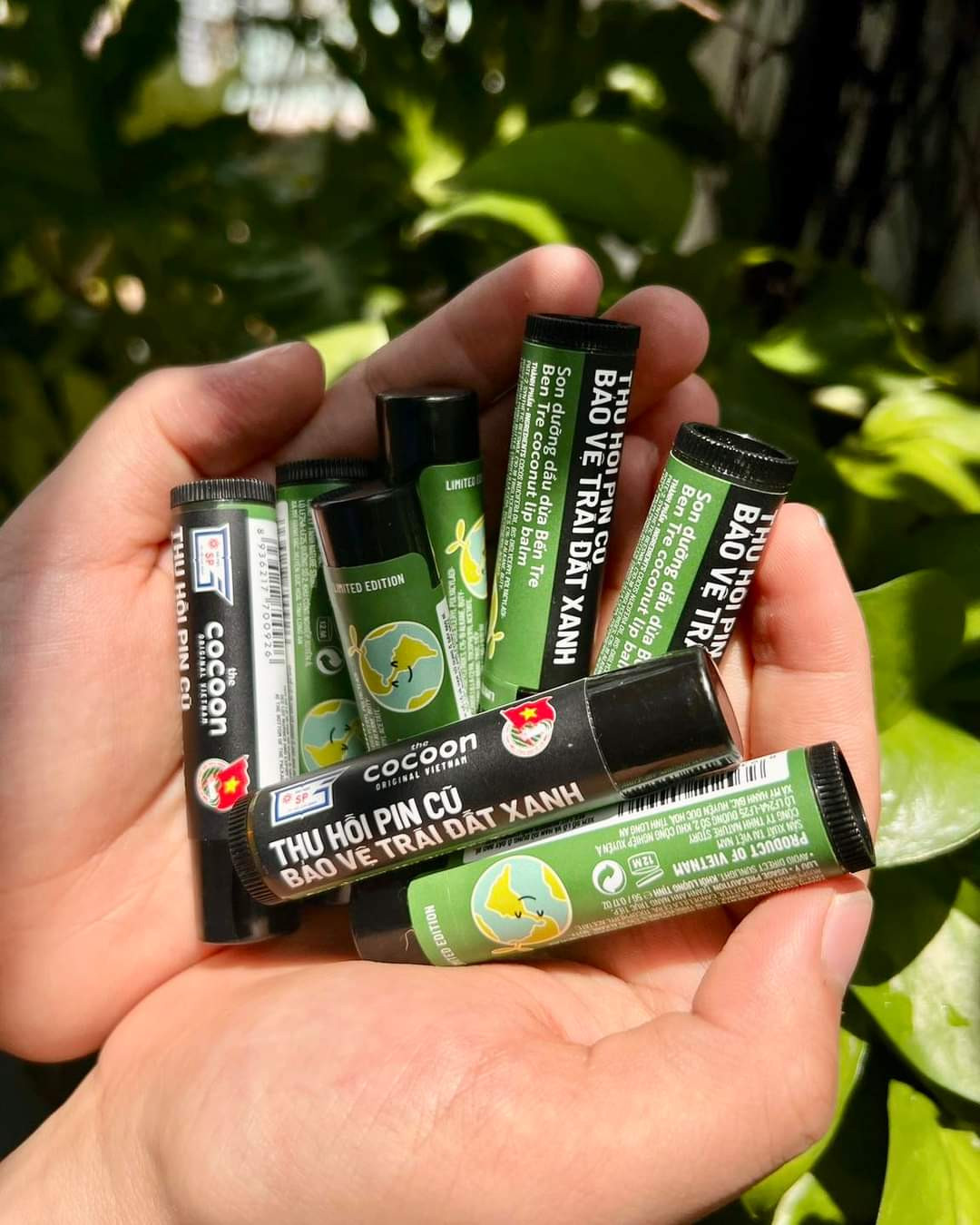 Bạn trẻ sẽ nhận một quà tặng là son dưỡng dầu dừa Bến Tre phiên bản giới hạn, trị giá 32.000 đồng khi mang pin đã qua sử dụng đến điểm thu hồi.