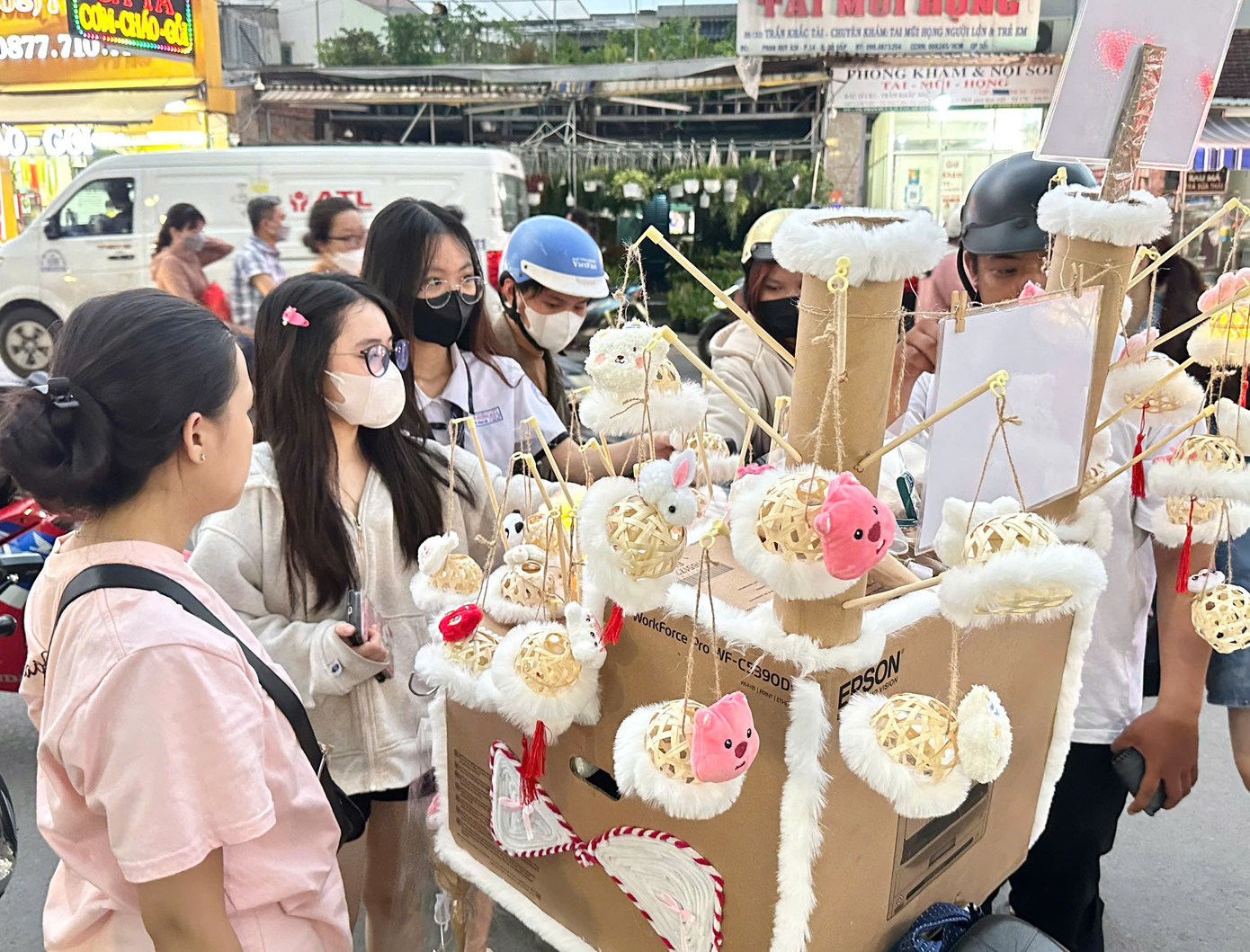 Những chiếc xe chở lồng đèn xuống phố được trang trí đẹp mắt. Những chiếc xe chở lồng đèn xuống phố được trang trí đẹp mắt.