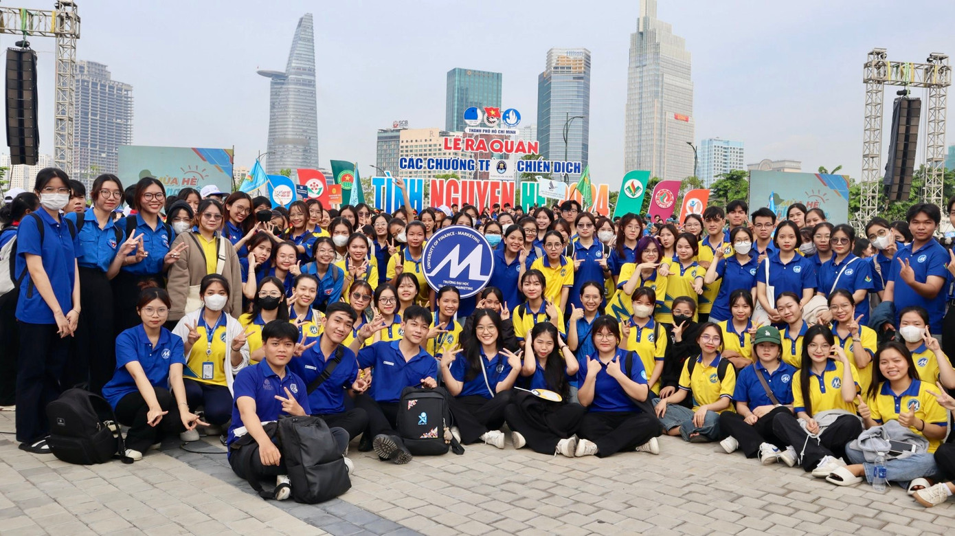 Sinh viên trường ĐH Tài chính - Marketing cùng chụp ảnh lưu niệm tại Lễ ra quân. Sinh viên trường ĐH Tài chính - Marketing cùng chụp ảnh lưu niệm tại Lễ ra quân.