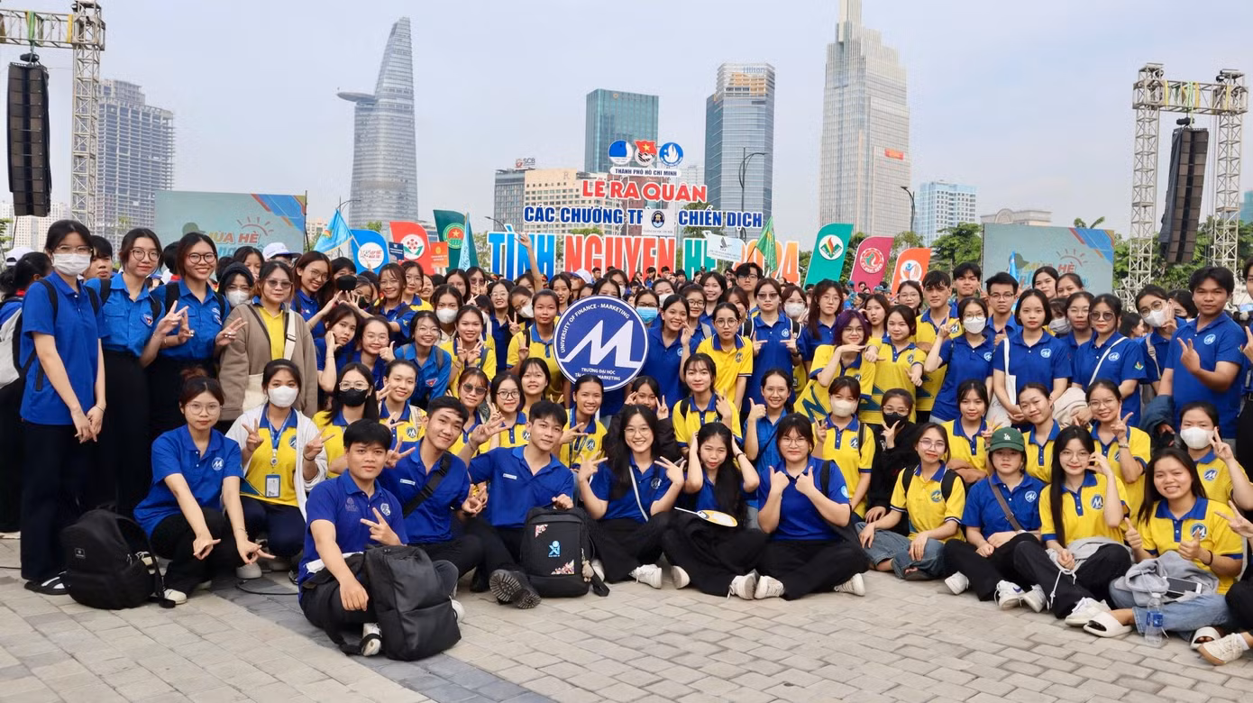 Sinh viên trường ĐH Tài chính - Marketing cùng chụp ảnh lưu niệm tại Lễ ra quân.