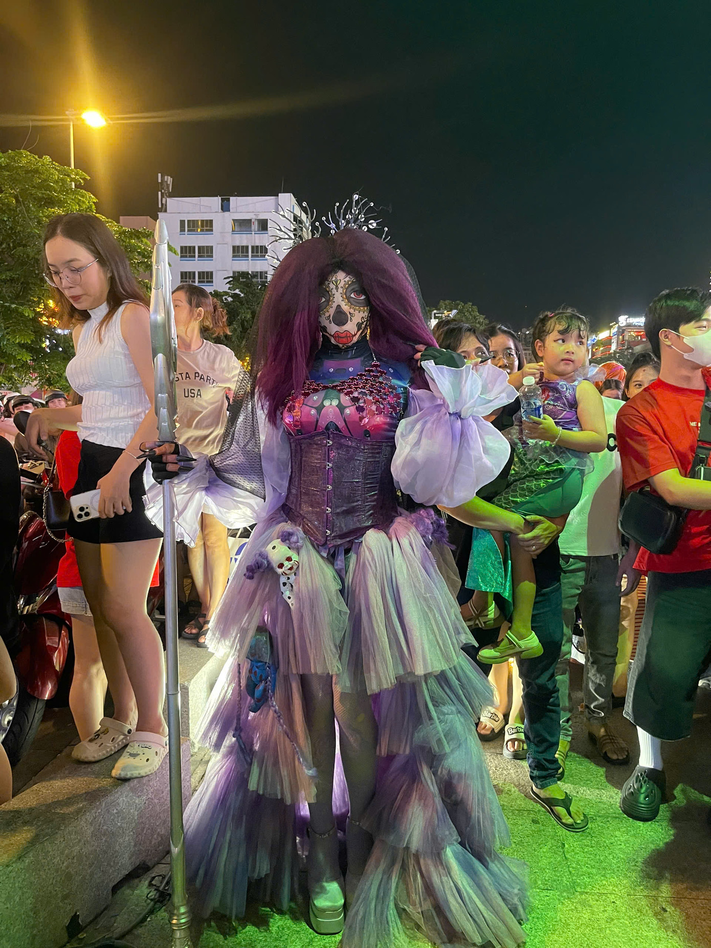 Màn hóa trang ấn tượng của bạn trẻ Sài Gòn.