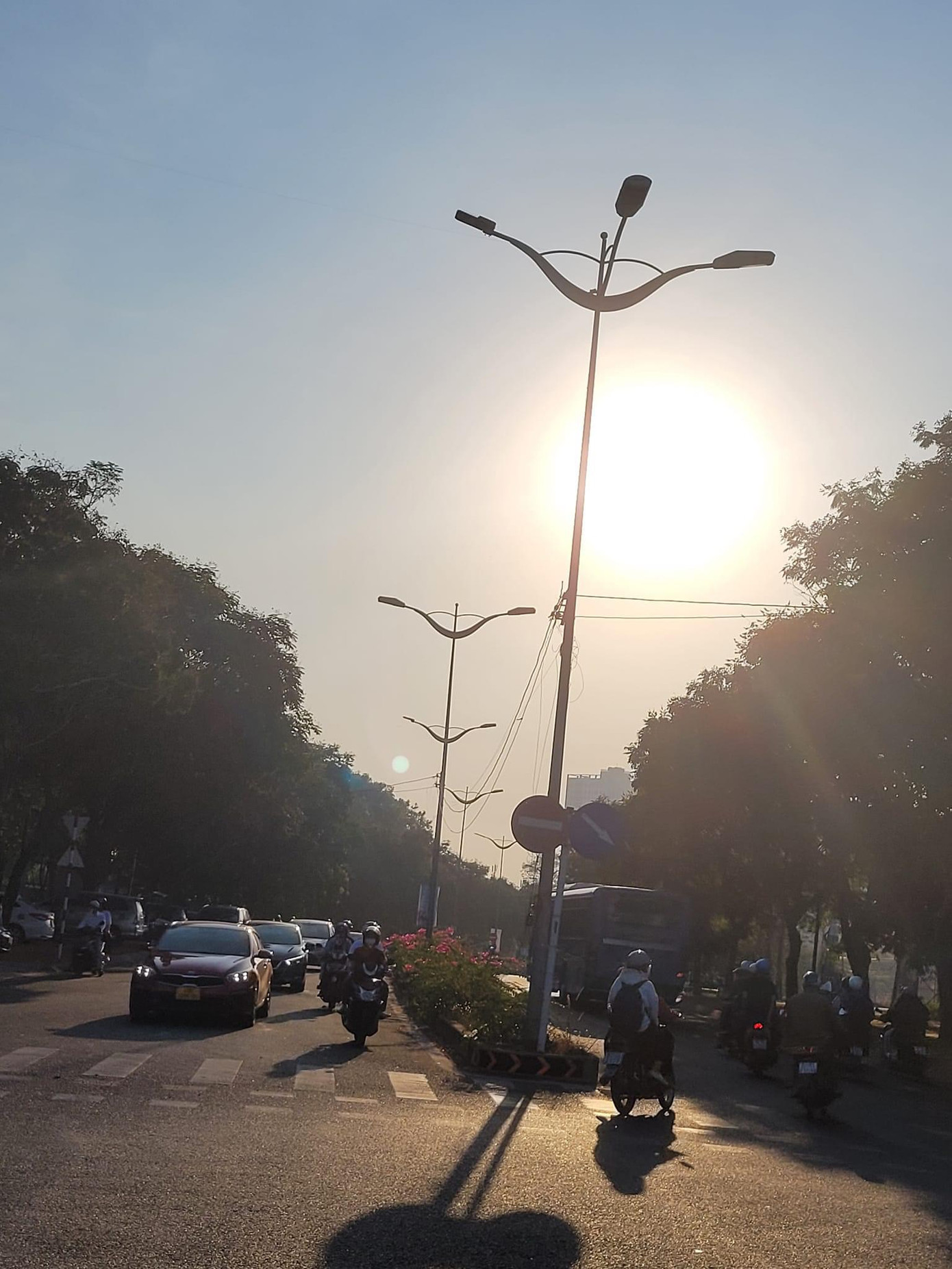 Từ 8h sáng, thời tiết ở TP. HCM bắt đầu trở nên nóng bức, oi ả.