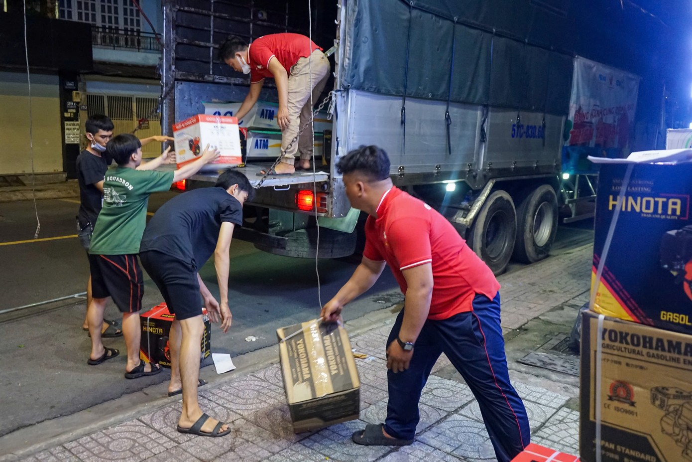 Ngoài xuồng máy, áo phao, các thành viên "ATM cứu nạn" còn tập kết và vận chuyển nhu yếu phẩm cho đồng bào các tỉnh đang bị lũ lụt. Ngoài xuồng máy, áo phao, các thành viên "ATM cứu nạn" còn tập kết và vận chuyển nhu yếu phẩm cho đồng bào các tỉnh đang bị lũ lụt.