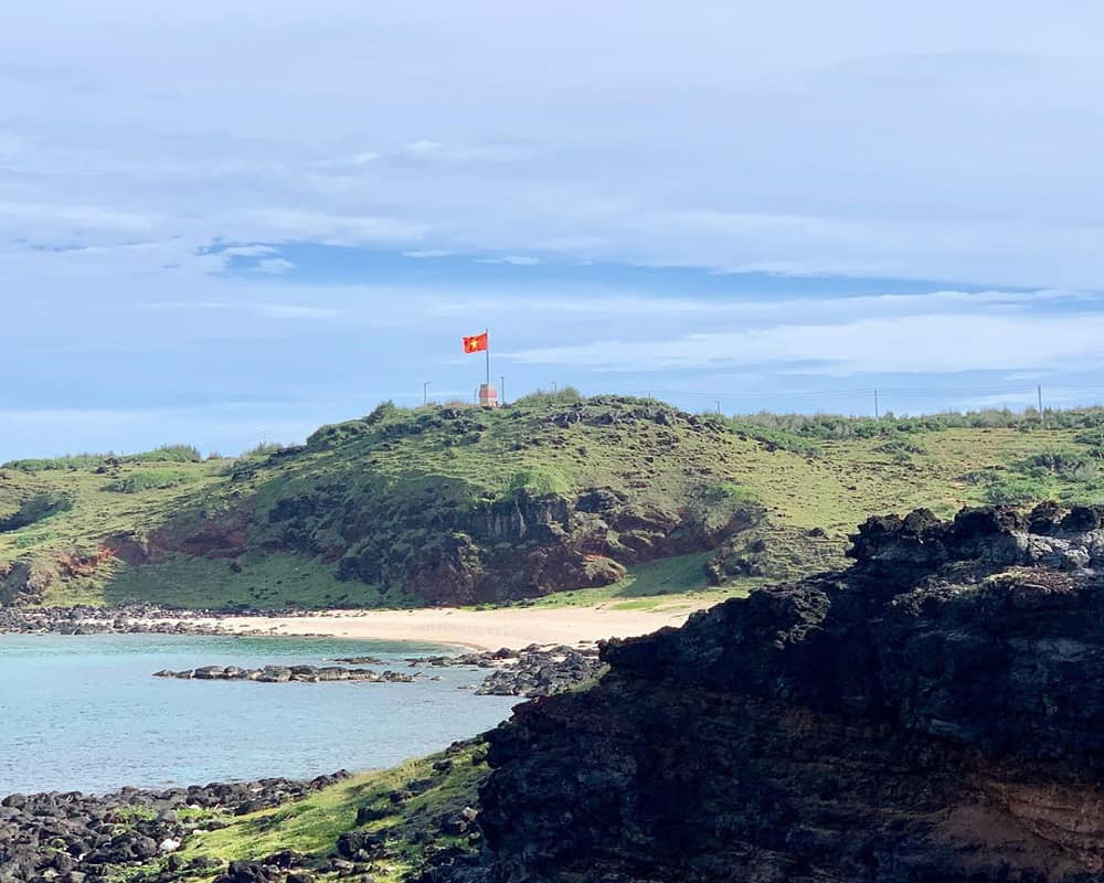 Địa điểm phát động không chỉ gắn với những giá trị ý nghĩa về lịch sử, văn hóa, mà còn gắn với việc khẳng định chủ quyền biển đảo, nơi ghi dấu những công trình phần việc mà thanh niên, sinh viên cả nước chung tay góp sức xây dựng. (Ảnh: TLTĐ)