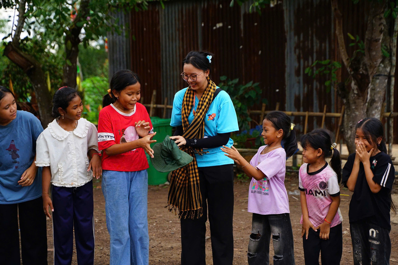 Các bạn tình nguyện viên tham gia dự án giao lưu văn hóa, với nhiều hoạt động thú vị. (Ảnh: LCH SV khoa Văn hóa học) Các bạn tình nguyện viên tham gia dự án giao lưu văn hóa, với nhiều hoạt động thú vị. (Ảnh: LCH SV khoa Văn hóa học)