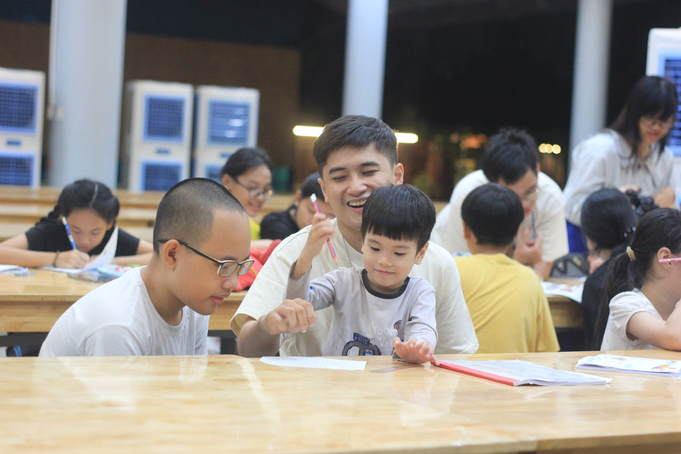 Lớp học đang dạng độ tuổi.