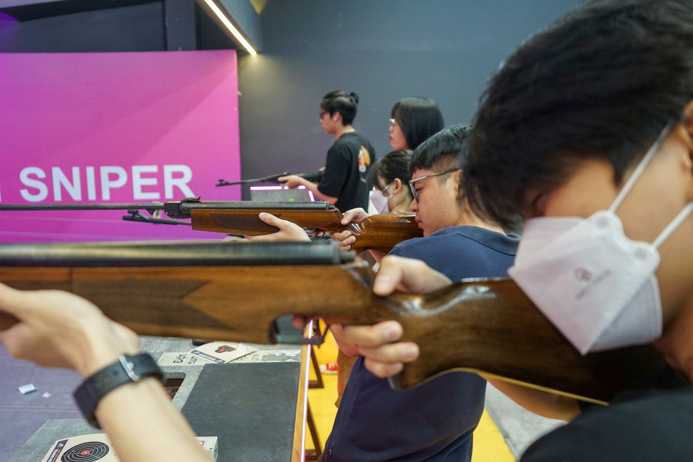 Bên cạnh đó, môn thể thao này giúp người chơi xây dựng kỷ luật, tăng khả năng chịu đựng và cũng củng cố khả năng phối hợp tay, mắt và kỹ năng vận động.