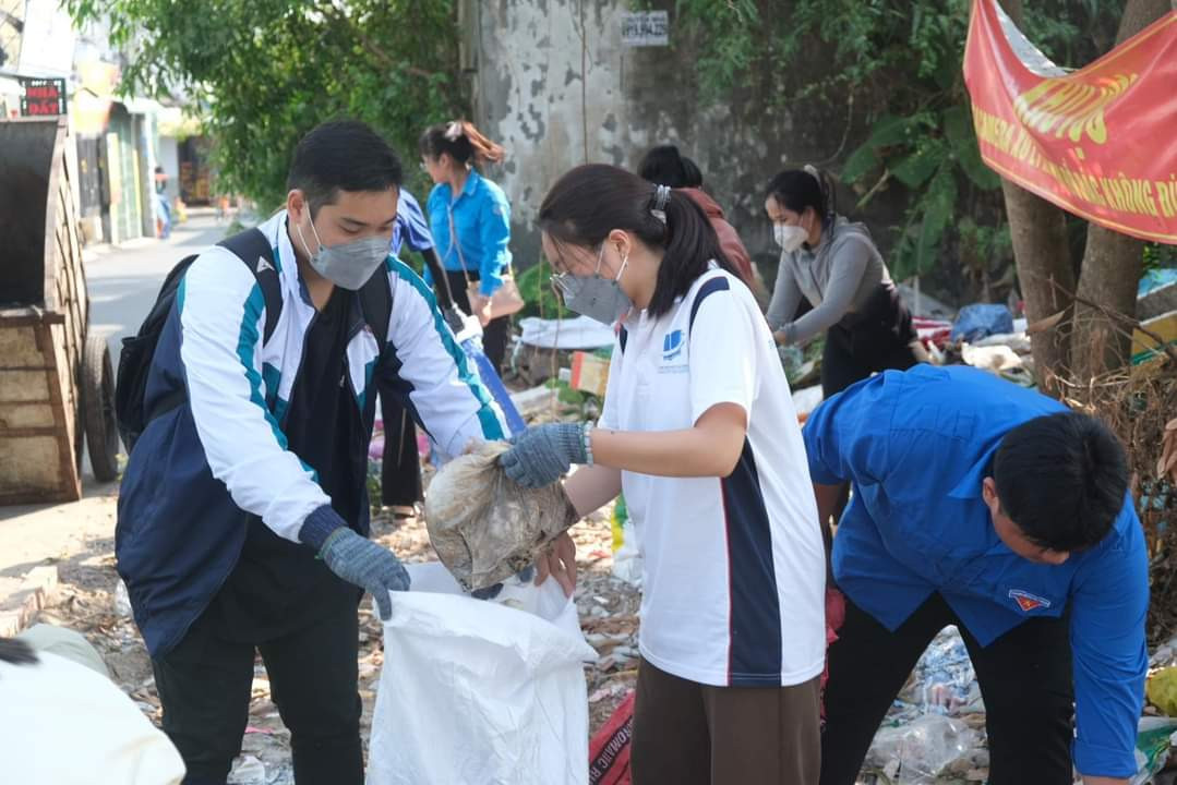 Sinh viên trường ĐH Mở TP. HCM cùng chung tay thu gom rác thải tại các khu dân cư trên địa bàn Thành phố. Sinh viên trường ĐH Mở TP. HCM cùng chung tay thu gom rác thải tại các khu dân cư trên địa bàn Thành phố.