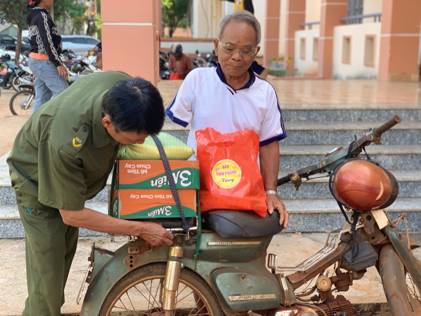 Niềm vui của ông Điểu M’Lưng khi nhận được phần quà Tết từ chương trình.