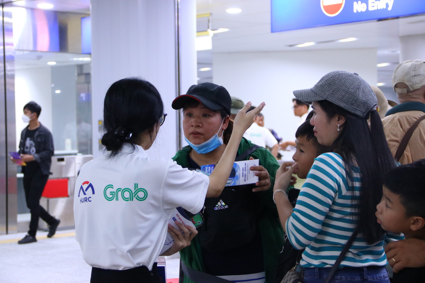 Vũ Thị Song Mây (trường ĐH Giao thông Vận tải TP. HCM) chia sẻ: “Với lượng khách cực kỳ đông ngày đầu vận hành, các tình nguyện viên sẽ nỗ lực hết mình hỗ trợ người dân để có được trải nghiệm tốt nhất. Bên cạnh đó, mình cũng rất mong mọi người sẽ chú ý xếp hàng, cũng như giữ gìn vệ sinh chung thật tốt để không ảnh hưởng đến trải nghiệm chung của mọi người”.