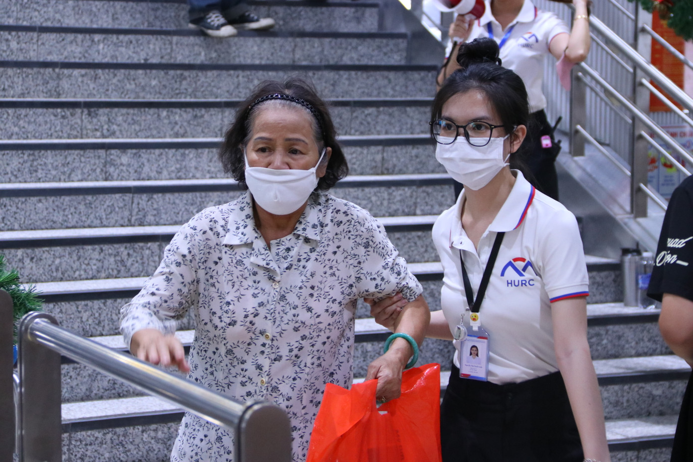 Các bạn sinh viên tình nguyện tích cực hỗ trợ người dân tham gia trải nghiệm Metro số 1.