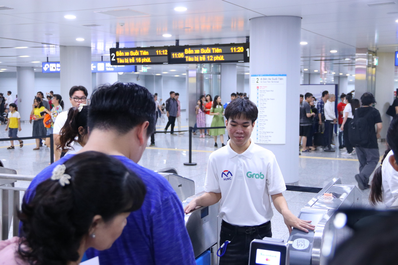 Lê Huỳnh Công Khải (khoa Báo chí &amp; Truyền thông, trường ĐH KHXH&amp;NV, ĐHQG TP. HCM) chia sẻ: “Tuyến Metro số 1 bắt đầu vận hành khiến mình vô cùng háo hức, vì từ giờ việc di chuyển giữa cơ sở Thủ Đức và cơ sở quận 1 của mình sẽ trở nên dễ dàng hơn. Bên cạnh đó, việc có thêm các tuyến xe buýt điện kết nối nhà ga với các địa điểm xung quanh khiến việc đi lại của người dân đặc biệt là sinh viên chúng mình càng thuận tiện hơn nữa”.