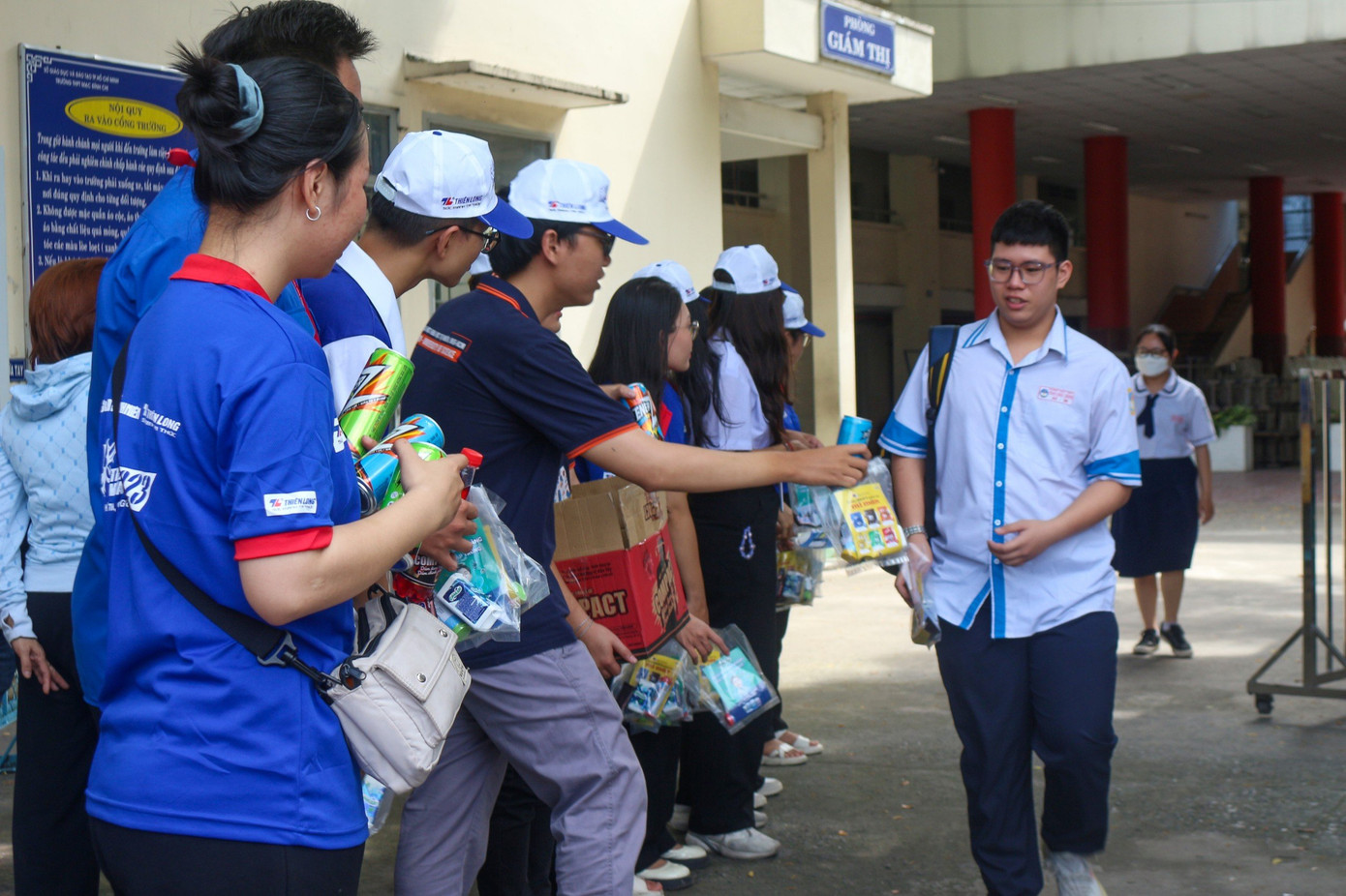 Ngay sau khi thí sinh bước ra khỏi phòng thi luôn được các chiến sĩ đội hình 'Tiếp sức mùa thi' gửi những phần quà chúc mừng.