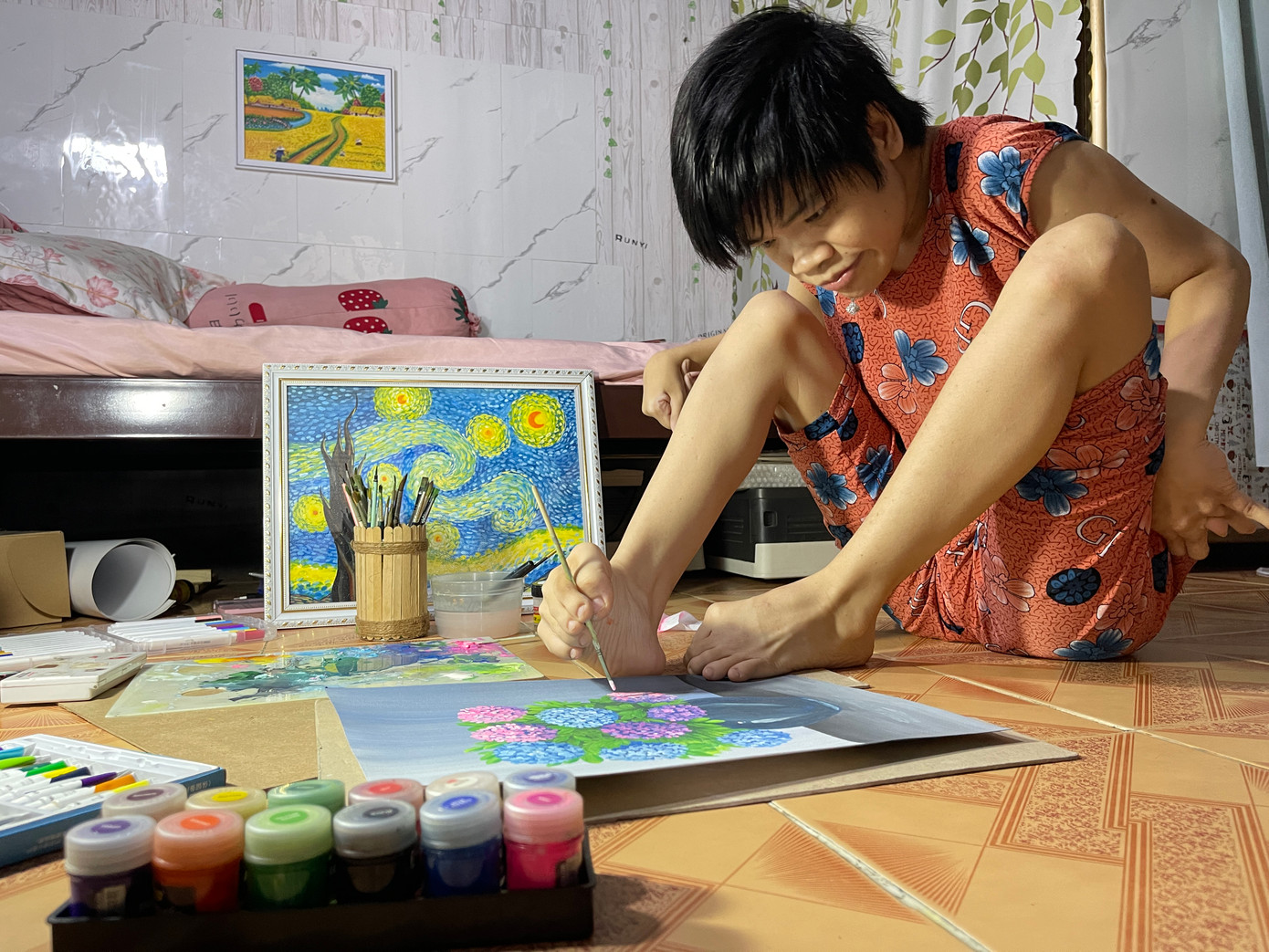 Cho dù chỉ vẽ bằng đôi chân nhưng thực ra, chị Hoa vẽ bằng cả trái tim của mình. Cho dù chỉ vẽ bằng đôi chân nhưng thực ra, chị Hoa vẽ bằng cả trái tim của mình.