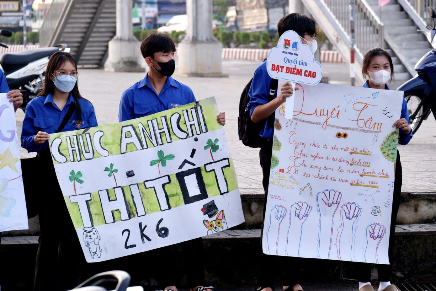 Ngoài những câu slogan động viên: “2K6 tự tin bản lĩnh”; “Học nhiệt tình, thi hết mình”... thì còn có những khẩu hiệu “pha trò” độc đáo khác khiến người xem vui vẻ.