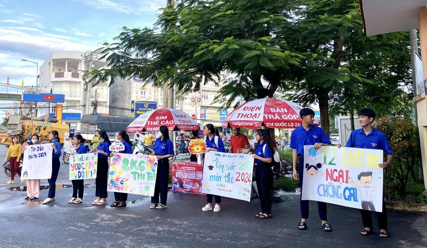 Điểm thi tại trường THPT Nguyễn Trãi tập trung đông đảo lực lượng tình nguyện viên. (Ảnh: Thành Phát)