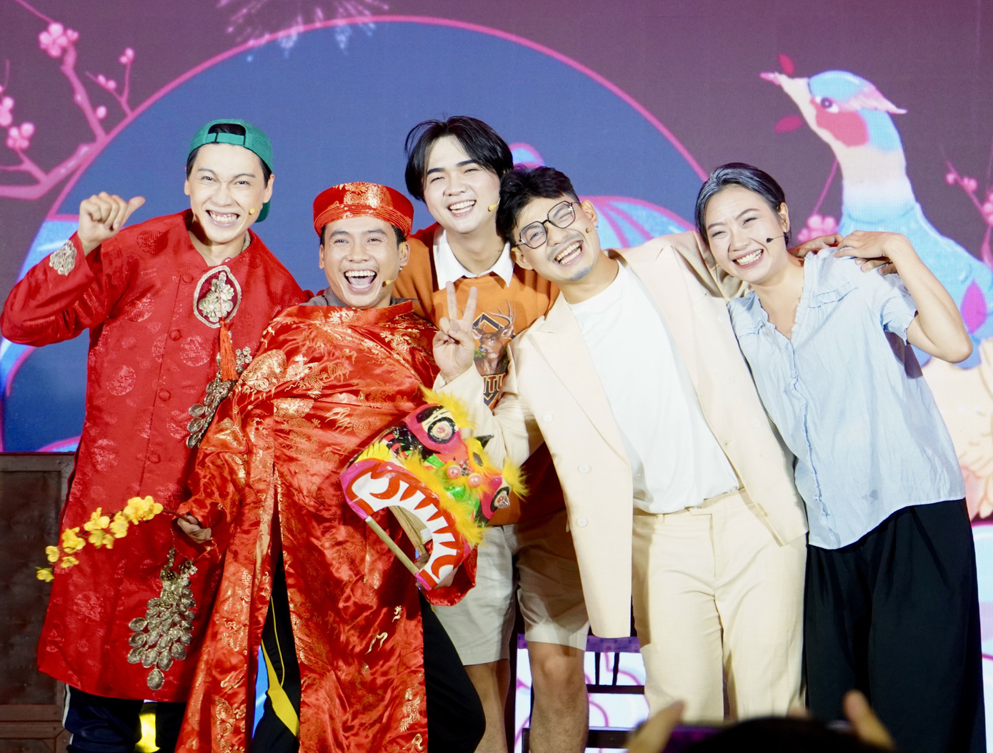 Các nghệ sĩ phấn khởi khi tham gia chương trình.