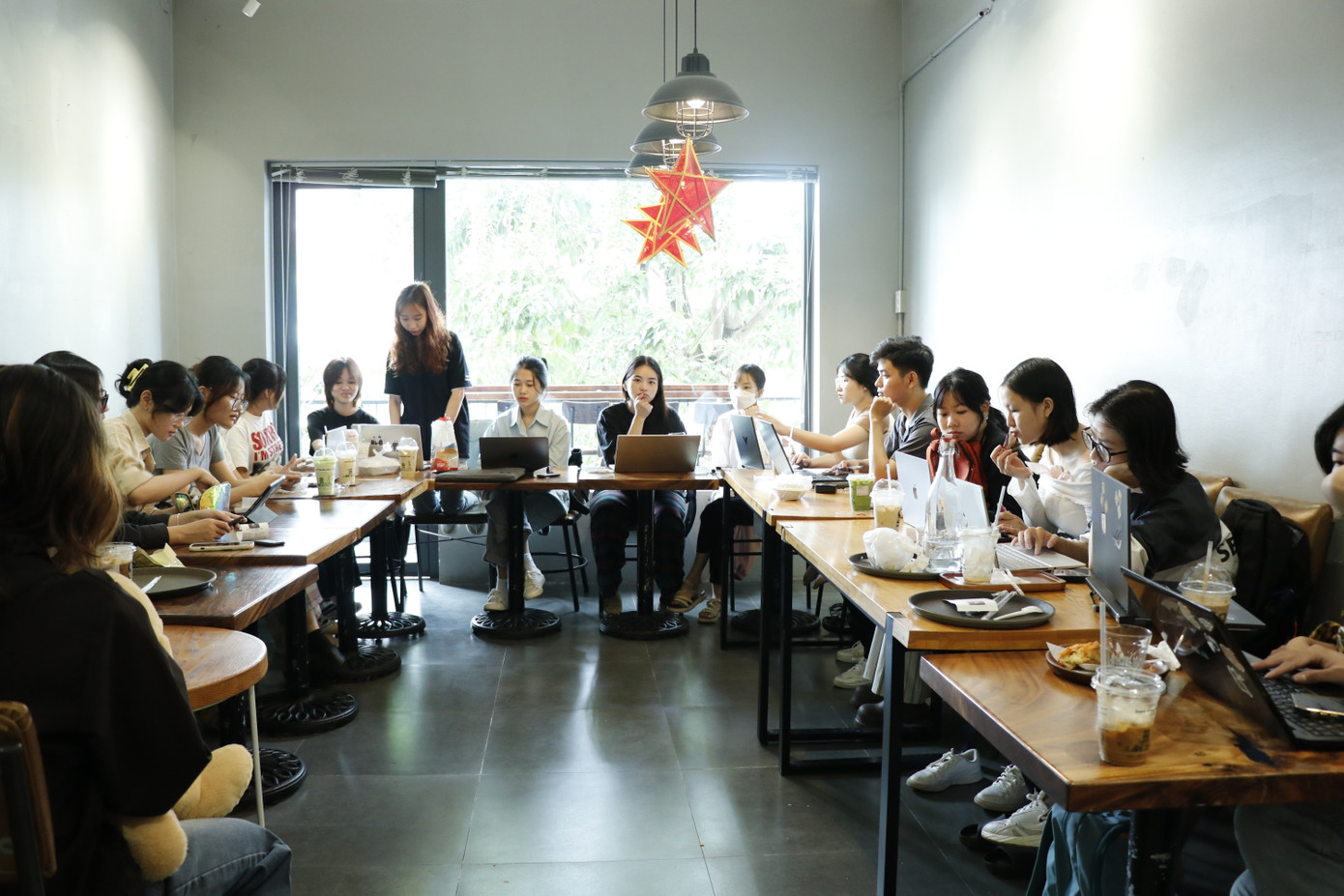 Các bạn sinh viên làm việc nhóm để hoàn thiện những công đoạn cuối cùng, trước khi vở kịch được công diễn. Các bạn sinh viên làm việc nhóm để hoàn thiện những công đoạn cuối cùng, trước khi vở kịch được công diễn.