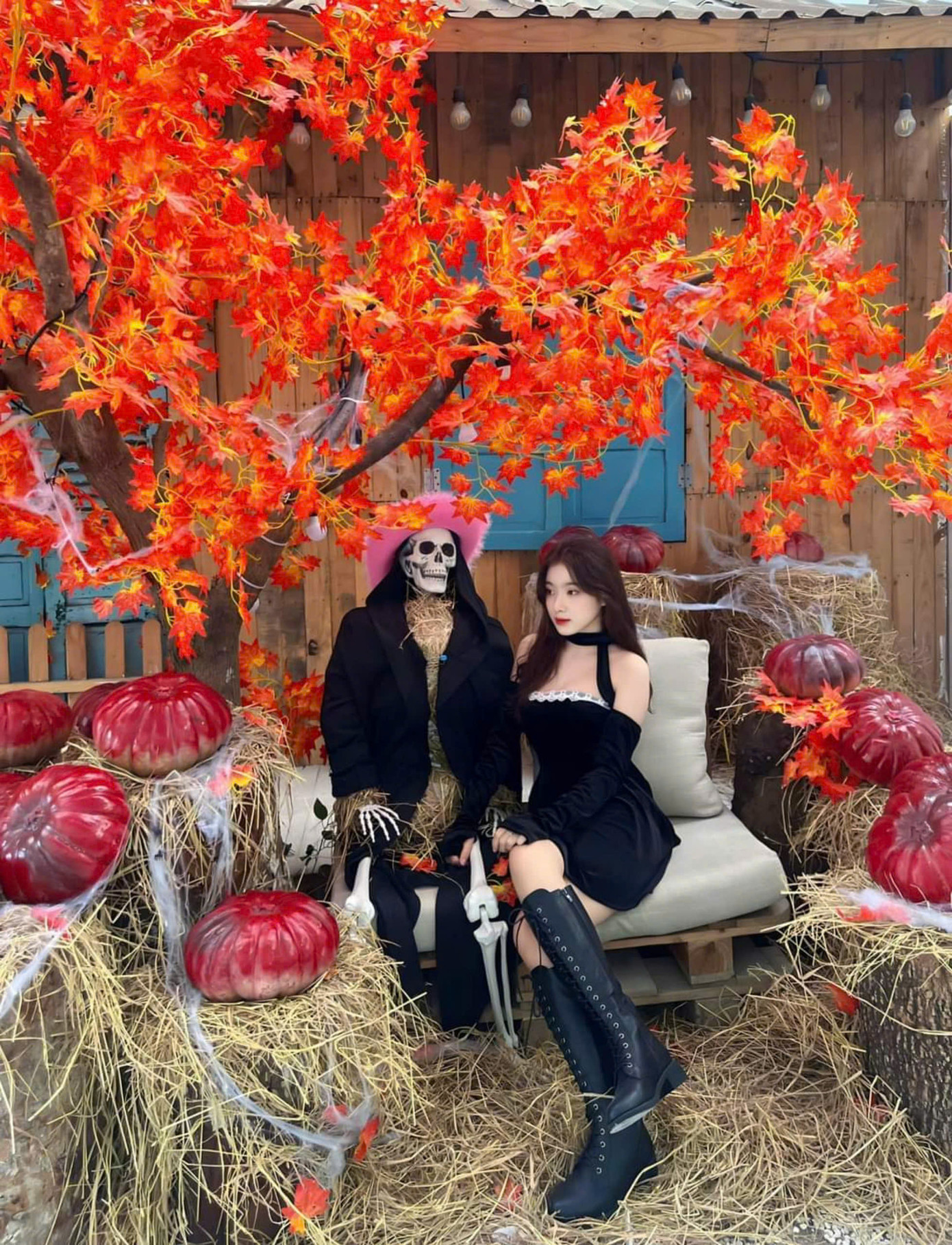 Nhiều quán cà phê tại Sài Gòn đã trang trí theo chủ đề ma quái với đèn lồng bí ngô, mạng nhện giả và những mô hình kinh dị, trở thành địa điểm check-in mới lạ.