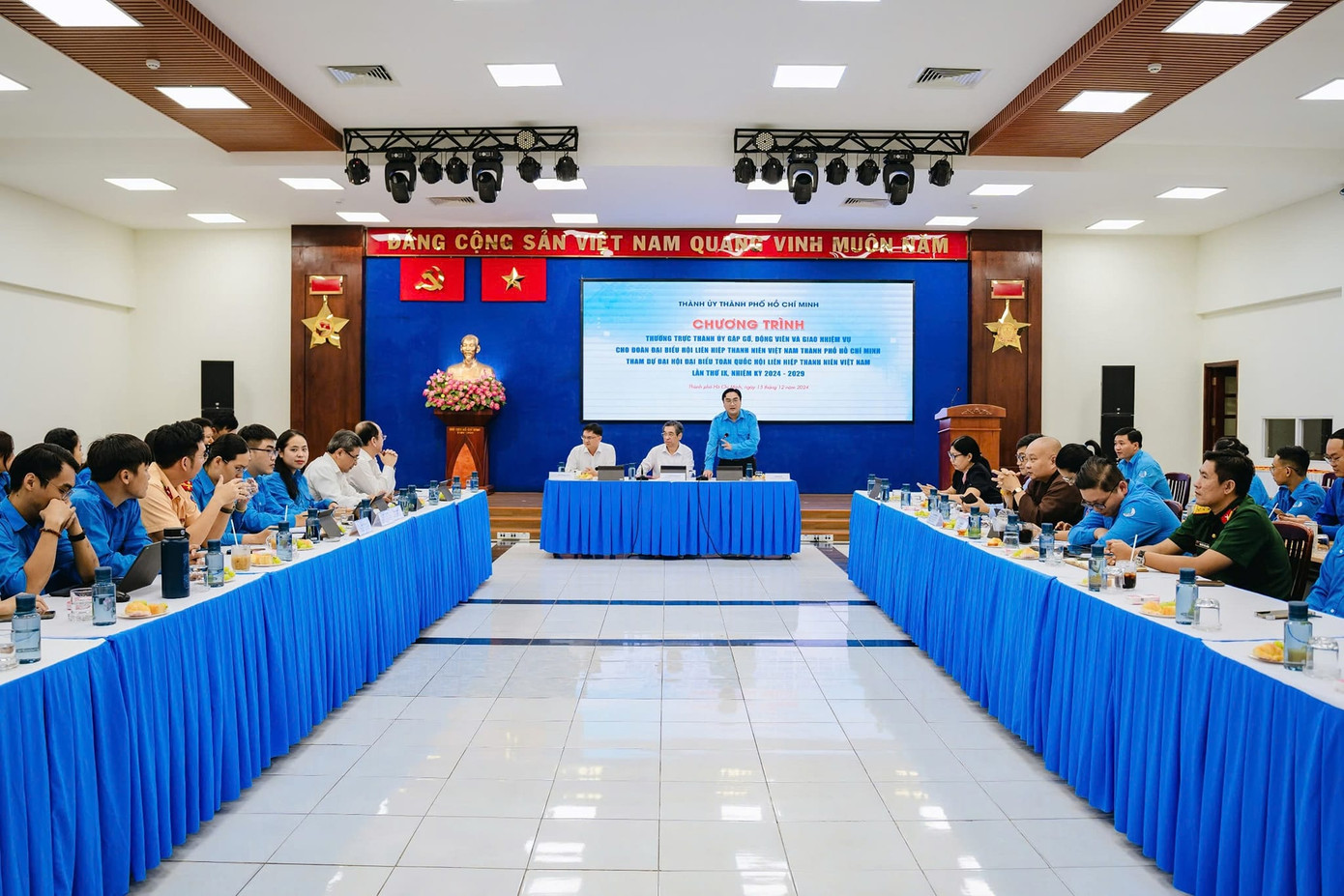 Quang cảnh tại buổi gặp mặt. Quang cảnh tại buổi gặp mặt.